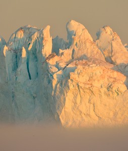 abendlicher Eisberg im Seenebel