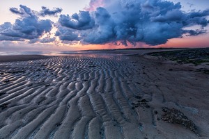 Tiefhängende Wolken über dem Nordseestrand ...