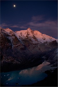 Der Mond begrüßt den Tag