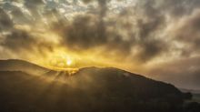 Sonnenaufgang am leicht dunstigen Morgen