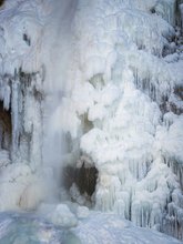 Gefrierender Wasserfall