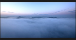 Fluss unter den Wolken