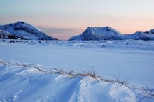 Schneeverwehung zur blauen Stunde