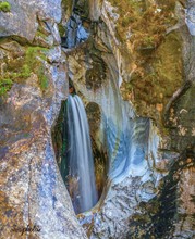 Tief versteckt in der engen Klamm