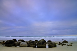 Moeraki Boulders im fruehen Licht