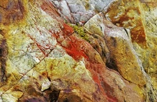 Farben und Strukturen im Fels.