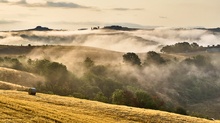 Nebel in den Hügeln der Toskana