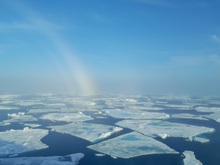 genau zwischen Grönland und Spitzbergen im Treibeis