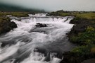 Wasserfall in Nebellandschaft