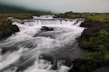 Wasserfall in Nebellandschaft