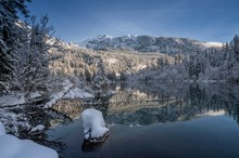 Bergsee im Winterkleid