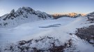 Berge, Schnee und Morgenlicht