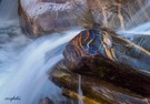 Die Steine in der farbenfrohen Klamm