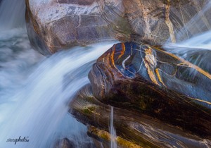 Die Steine in der farbenfrohen Klamm