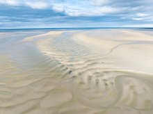 Luftbild einer Bucht der Normandie