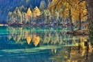 Bergsee in verträumten Herbstfarben