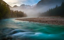 Landschaft mit Fluss und Bergen