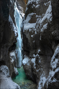 Eis und Fels – Winter in der Schlucht