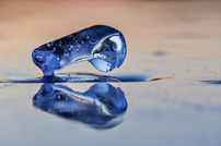 kleine Eisskulptur auf zugefrorenem See