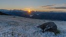 Goldene Sonne auf kaltem Schnee