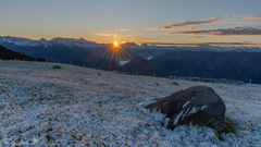 Goldene Sonne auf kaltem Schnee