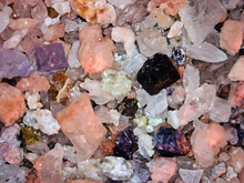 Mineralien aus dem Sand der Grube Clara und Mineralienhalde