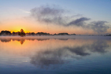 Verschiedener Nebel über dem See