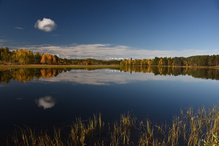 Herbstsee mit Wolke