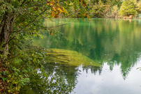 Verträumter Bergsee im Herbstbeginn