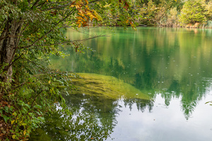 Verträumter Bergsee im Herbstbeginn