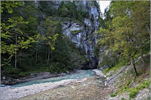 Die Partnach fliesst in die Klamm (1)