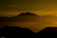 Abend Stimmung über den Hügeln vor und den Bergen hinter dem Vierwaldstättersee