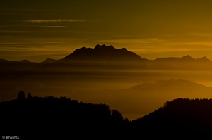 Abend Stimmung über den Hügeln vor und den Bergen hinter dem Vierwaldstättersee