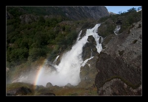 Regenbogen am Gletscherfluss des Briksdalsbreen