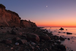 Ostseesteilküste mit Mond