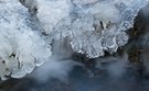Wasser: gefroren und fließend