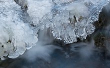 Wasser: gefroren und fließend